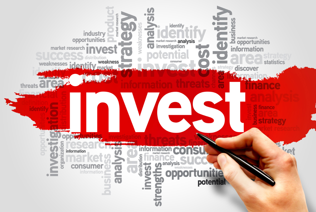 Word cloud dengan kata 'Investasi' yang menonjol, di tengah latar belakang grafik merah, melambangkan strategi investasi terbaik melawan inflasi.